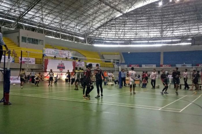 Pertandingan perebutan huara ketiga Kejurnas Voli Antarklub U-17 2017 antara tim Ganevo Jogja (hijau) vs Yuso Sleman (hitam) di GOR Amongraga, Yogyakarta, Sabtu (2/12/2017).