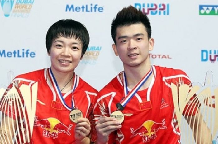 Pasangan ganda campuran asal China, Zheng Siwei/Chen Qingchen, berpose dengan trofi juara yang didapat setelah menundukkan juara bertahan asal Inggris, Chris Adcock/Gabrielle Adcock dengan 21-12, 21-12 pada laga BWF Superseries Finals 2016 yang digelar di Hamdan Sports Complex, Dubai, Minggu (18/12/2016).