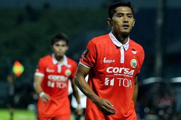 Striker Persija, Rudi Widodo saat membela timnya kontra PS TNI pada Piala Presiden 2017 di Stadion Kanjuruhan, Kab Malang pada Minggu (5/2/2017) malam.