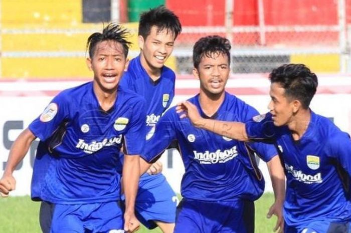 Paling kiri Beckham Putra bersama teman-teman Persib.