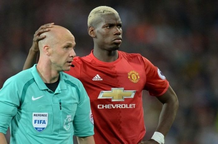  Gelandang Manchester United, Paul Pogba (kanan), berbincang dengan wasit Anthony Taylor dalam pertandingan Premier League kontra Southampton di Old Trafford, Manchester, Inggris, 19 Agustus 2016. 