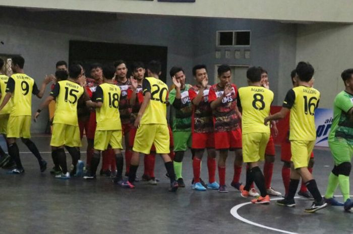 Timnas futsal putra Universitas Negeri Semarang bertemu Universitas Muhammadiyah Surakarta pada pertandingan LIMA Futsal Kaskus CJYC 2017 di GOR Ki Bagoes Hadikoesoemo (20/8/2017).