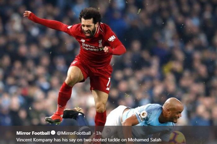 Mohamed Salah saat ditekel Vincent Kompany dalam partai Liga Inggris antara Manchester City vs Liverpool di Etihad Stadium, Manchester, 3 Januari 2019.