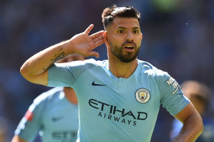 Penyerang Manchester City, Sergio Aguero, merayakan gol ke gawang Chelsea pada laga Community Shield di Stadion Wembley, London, Minggu (5/8/2018).