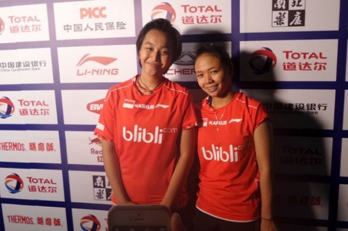 Ganda putri Indonesia, Della Destiara Haris (kanan) dan Rosyita Eka Putri Sari, setelah mengalahkan pasangan Thailand Puttita Supajirakul/Sapsiree Taerattanachai 21-14, 21-12 pada pertandingan terakhir penyisihan Grup C di Kunshan Sports Centre, Selasa (17/5/2015). 