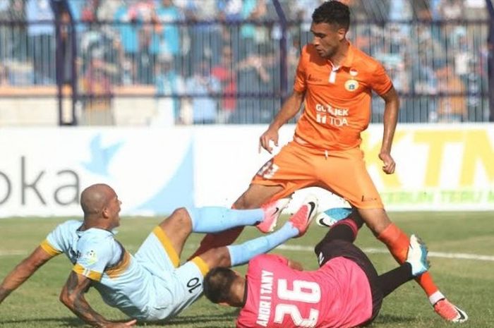 Striker Persela, Ivan Carlos (kiri) terjatuh bersama kiper Persija, Andritany Ardhiyasa saat coba dihadang bek William Pacheco pada laga pekan kelima Liga 1 musim 2017 di Stadion Surajaya, Lamongan, Rabu (10/5/2017) sore. 