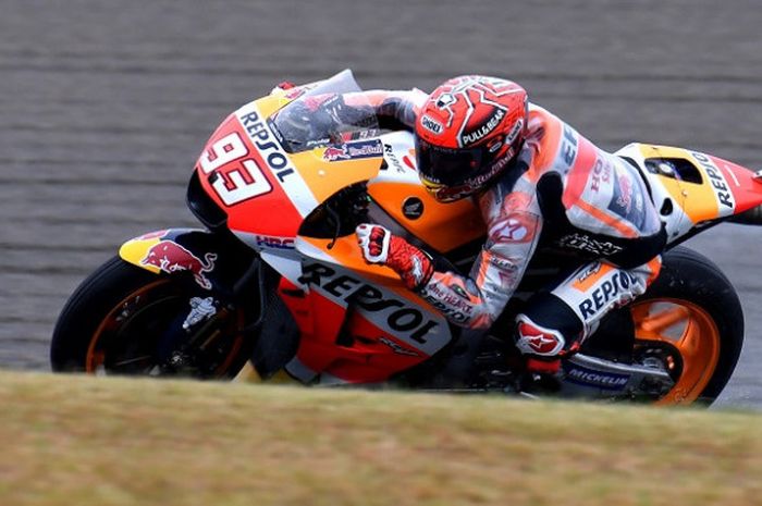 Pebalap Repsol Honda Marc Marquez, memacu motor pada sesi latihan bebas kedua GP Jepang di Twin Ring Motegi, Jumat (13/10/2017).