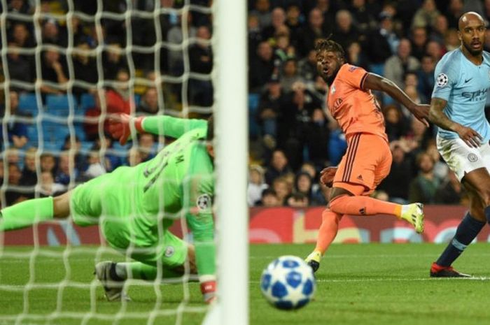  Maxwel Cornet (tengah) menceploskan gol Olympique Lyon ke gawang Manchester City akibat kesalahan Fabian Delph (kanan) dalam partai Liga Champions di Stadion Etihad, 19 September 2018. 