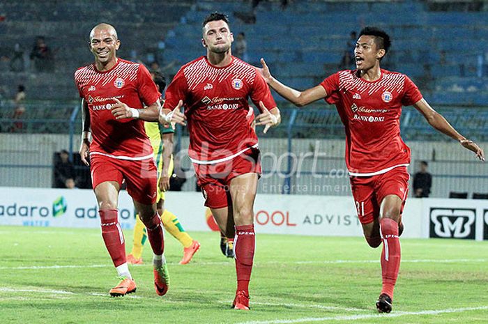 Penyerang Persija Jakarta, Marco Simic (tengah), merayakan gol bersama rekan setimnya.