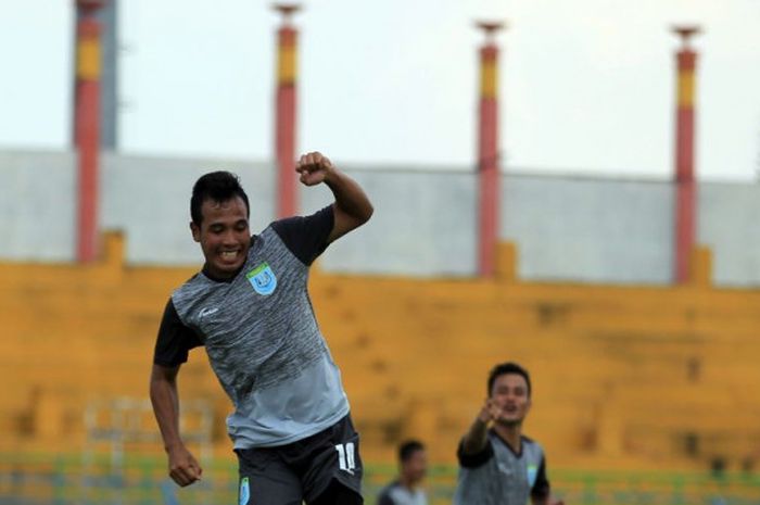 Pemain Persela Lamongan, Muhammad Guntur Triaji, merayakan gol ke gawang Kedah FC pada laga Suramadu Super Cup 2018 di Stadion Gelora Bangkalan, Senin (8/1/2018).