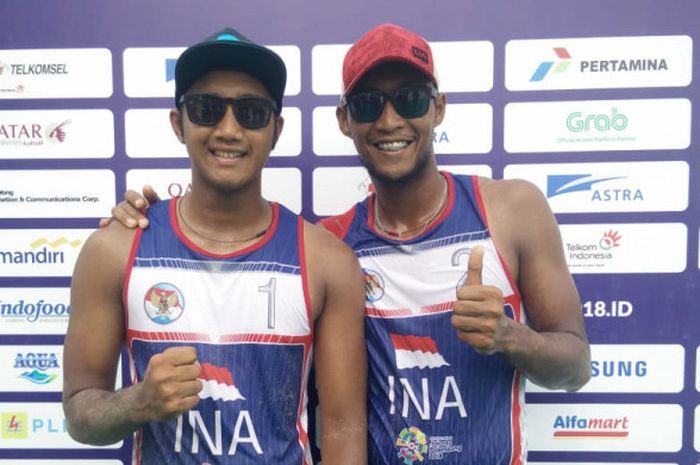 Tim bola voli pantai putra Indonesia, Ade Candra Rachmawan/Muhammad Ashfiya, berpose setelah memastikan diri ke babak perempat final Asian Games 2018 di Jakabaring Sport City, Palembang, Jumat (24/8/2018). 