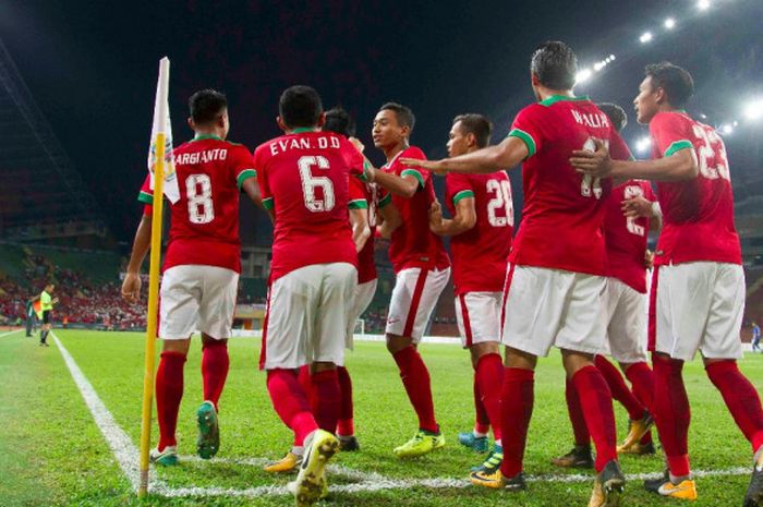 Selebrasi para pemain timnas Indonesia seusai mencetak gol ke gawang Filipina pada pertandingan Grup B SEA Games 2017, Kamis (17/8/2017). 