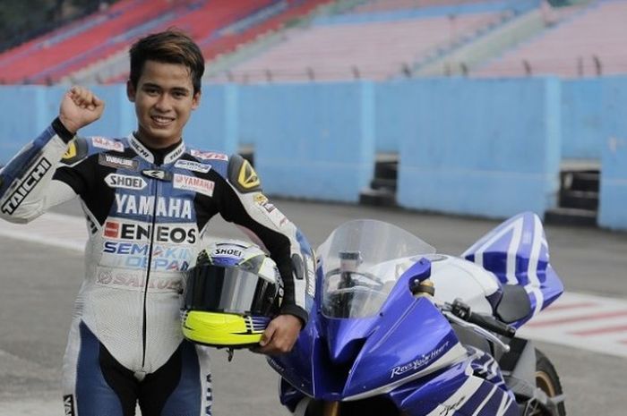 Pebalap Yamaha Indonesia, Galang Hendra, berpose saat berlatih di Sirkuit Sentul, Jawa Barat, Kamis (1/9/2016).