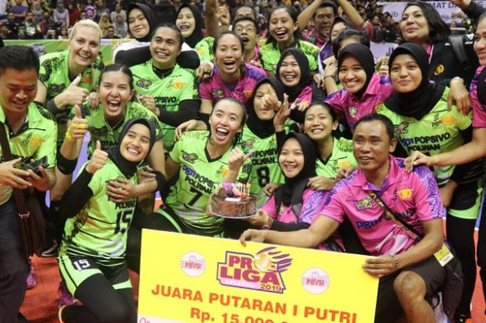 Ekspresi kegembiraan tim putri Jakarta PGN Popsivo Polwan saat berhasil menjuarai Putaran I Proliga 2019 usai memenangkan laga kontra Jakarta Pertamina Energi, Sabtu (22/12/2018).