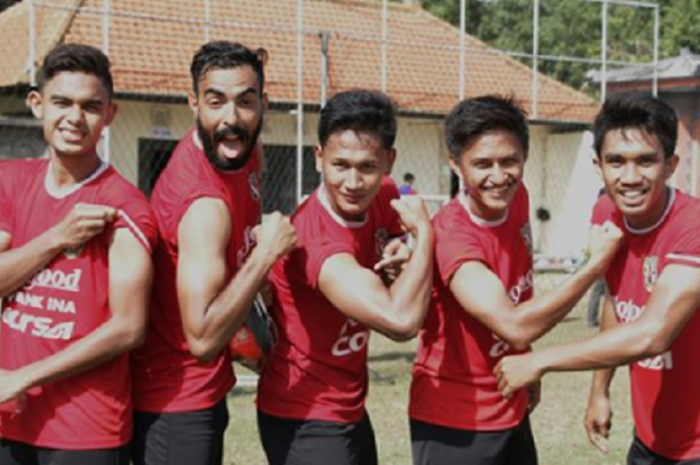 Para pemain Bali United pamer kulitnya yang belang karena padatnya latihan.