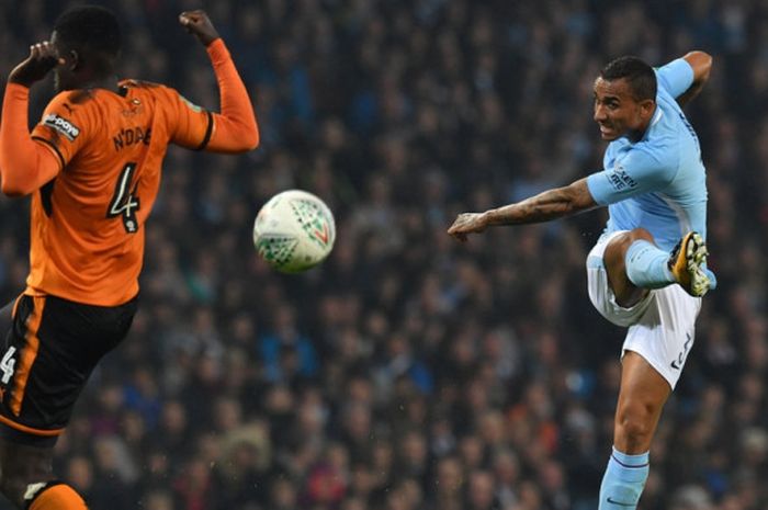 Bek kanan Manchester City, Danilo (kanan), melepaskan tendangan dalam laga babak keempat Piala Liga Inggris kontra Wolverhampton Wanderers di Stadion Etihad, Manchester, pada 24 Oktober 2017.