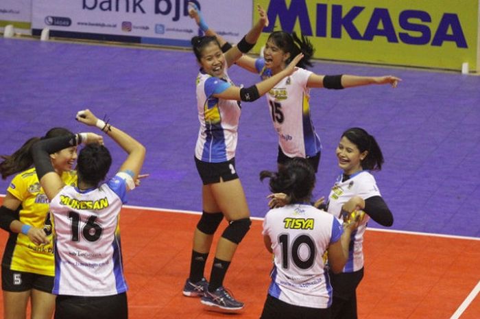 Tim bola voli putri Bandung Bank BJB Pakuan melakukan selebrasi setelah memenangi laga atas Bekasi BVN pada seri ketiga Proliga 2018 yang berlangsung di GOR Citra Arena, Bandung, Jumat (16/3/2018).