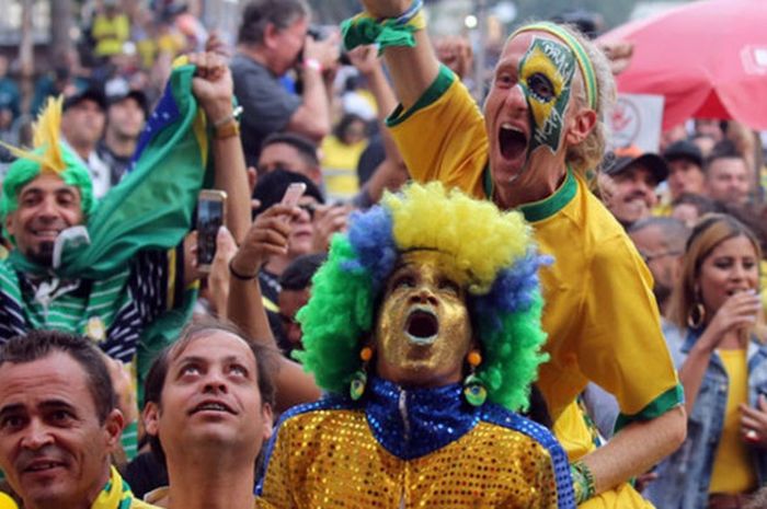 Penggemar Brasil yang merayakan kelolosan timnya ke babak perempatfinal Piala Dunia 2018. 