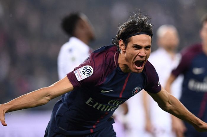 Striker Paris Saint-Germain, Edinson Cavani, merayakan gol yang dia cetak ke gawang OGC Nice dalam laga Liga Prancis di Stadion Parc des Princes, Paris, pada 27 Oktober 2017.