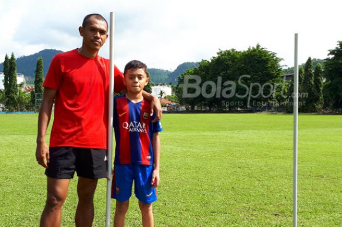 Ricardo Salampessy dan putranya, Reno, di Lapangan PLTA Waena, Jayapura, Papua, Kamis (14/12/2017).