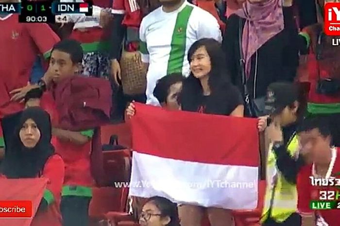 Stephanie Gabriella Hatuleli saat menyaksikan laga Timnas U-16 Indonesia melawan Thailand pada ajang kualifikasi Piala Asia 2018 di Stadion Rajamangala, Thailand, Rabu (20/9/2017).