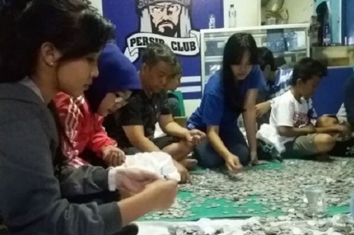 Bobotoh menghitung koin yang dikumpulkan untuk membayar denda PSSI