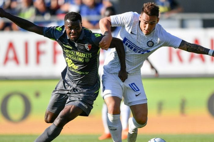 Penyerang Inter Milan, Lautaro Martinez (kanan), berduel dengan gelandang FC Sion, Freddy Mveng, dalam laga persahabatan di Stadion Tourbillon, Sion, Swiss pada 18 Juli 2018.