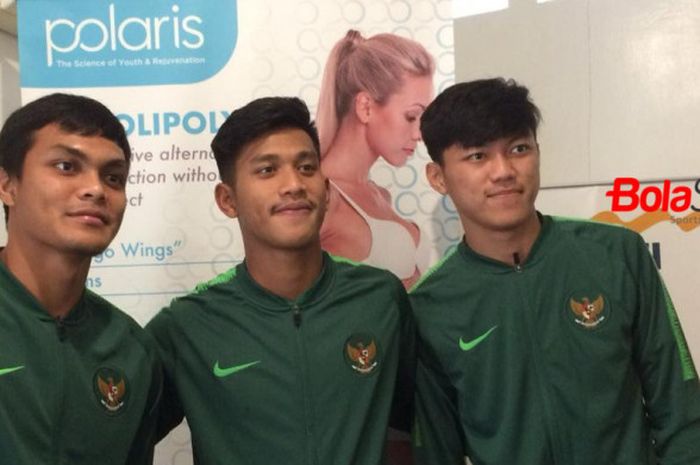 Trio pemain timnas U-19 Indonesia; Rachmat Irianto, Indra Mustafa, dan Feby Eka Putra (dari kiri ke 