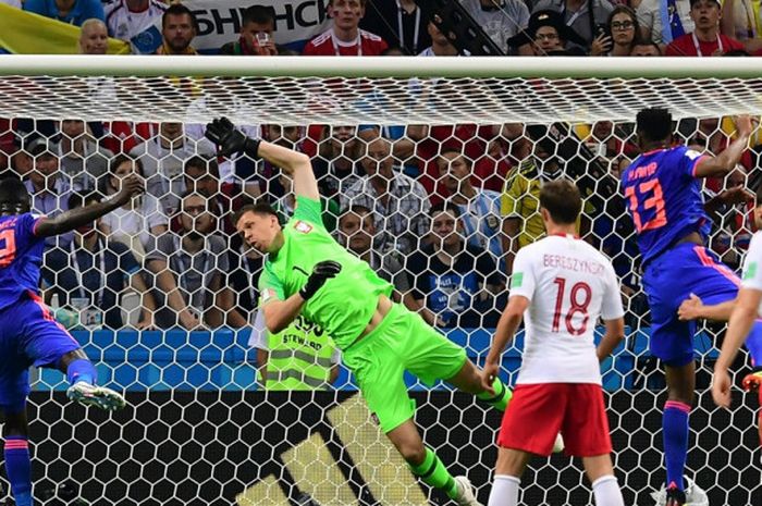 Bek Kolombia, Yerry Mina (kedua dari kanan), mencetak gol dengan sundulan dalam laga Grup H Piala Dunia 2018 kontra Polandia di Kazan Arena, Kazan, Rusia pada 24 Juni 2018.