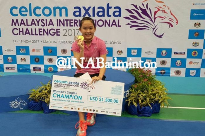 Tunggal putri muda Indonesia, Ruselli Hartawan, duduk di atas podium saat juara Malaysia International Challenge 2017 di Pasir Gudang, JohorMalaysia, pada Minggu (19/11/2017).