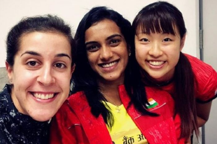  Keakraban Carolina Marin (kiri), Pusarla V. Sindhu (tengah), dan Nozomi Okuhara (kanan) di tengah gelaran Japan Open Superseries 2017. 