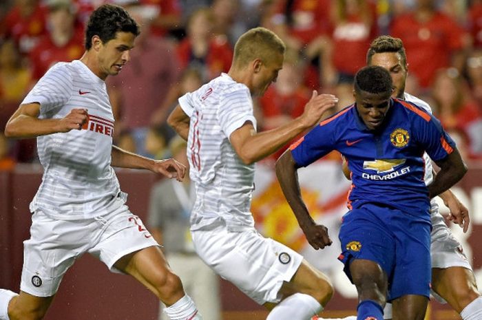 Winger Manchester United, Wilfried Zaha, dihadang oleh para pemain Inter Milan dalam laga International Champions Cup di FedExField, Landover, Amerika Serikat, pada 29 Juli 2014.