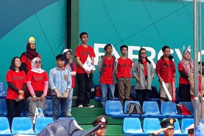 Belasan pemuda Indonesia program Korean Culture Center ketika mendukung wakil Korea Selatan di final tunggal putra soft tennis Asian Games 2018 pada Rabu (29/8/2018) di Tennis Court Jakabaring, Palembang.