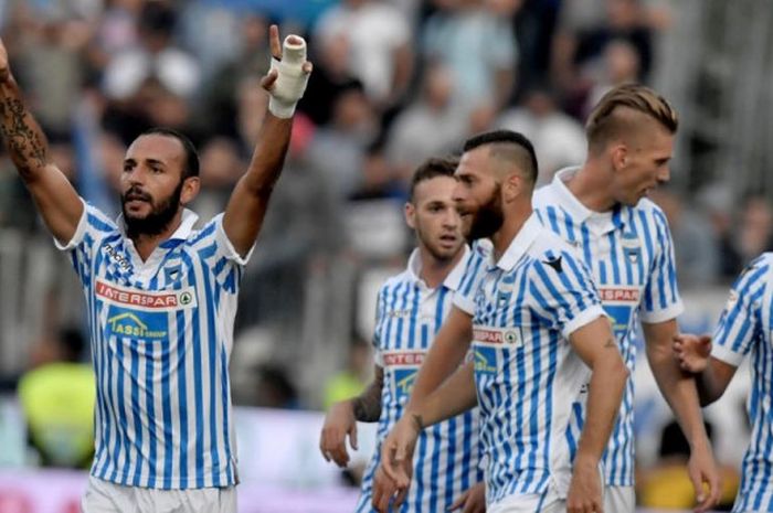 Gelandang SPAL Pasquale Schiattarella (kiri) merayakan gol ke gawang Napoli dalam partai Liga Italia di Stadion Paolo Mazza, Ferrara, 23 September 2017.