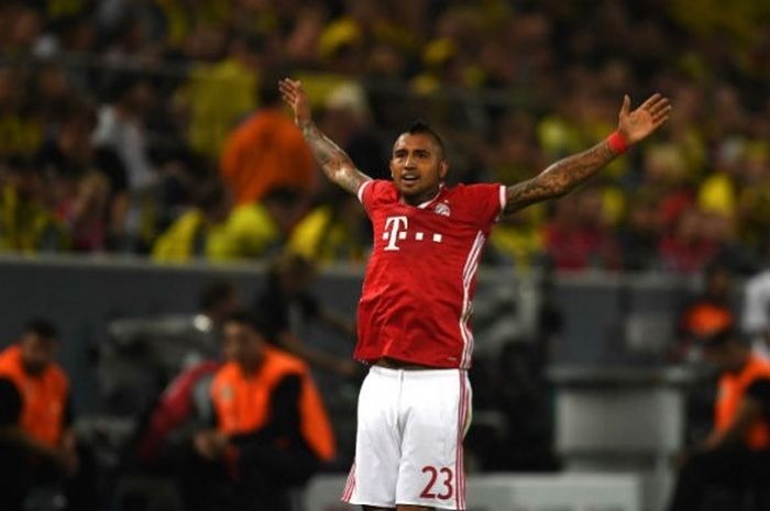  Gelandang FC Bayern, Arturo Vidal, merayakan golnya dalam laga Piala Super Jerman kontra Borussia Dortmund di Stadion Signal Iduna Park, Minggu (14/8/2016).  