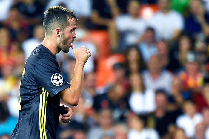 Bek Juventus, Miralem Pjanic, melakukan selebrasi seusai mencetak gol ke gawang Valencia dalam laga lanjutan Grup H Liga Champions 2018-2019 di Stadion Mestalla, Valencia, pada 19 September 2018.