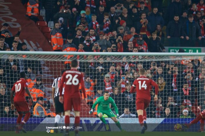 Eksekusi tendangan penalti Mohamed Salah ke gawang Newcastle United  di Stadion Anfield, pada pekan ke-19 Liga Inggris, Rabu (26/12/2018).