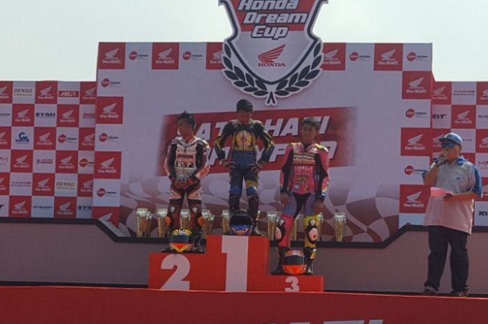 Dimas Juliatmoko (15 tahun) sukses menjadi jawara Honda Dream Cup 2018 di kelas 150cc standar pemula U16. Balapan ini digelar di Sirkuit Brigif, Cimahi, Minggu, (22/4/2018).