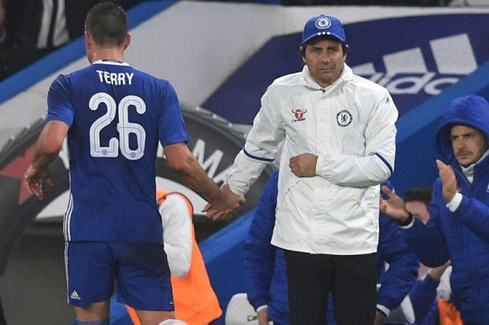 Manajer Chelsea, Antonio Conte (kanan), bersalaman dengan John Terry yang pergi meninggalkan lapangan pertandingan setelah mendapat kartu merah dalam pertandingan ronde ketiga Piala FA 2016-2017 menghadapi Peterborough United di Stadion Stamford Bridge, London, Inggris, pada 8 Januari 2017.