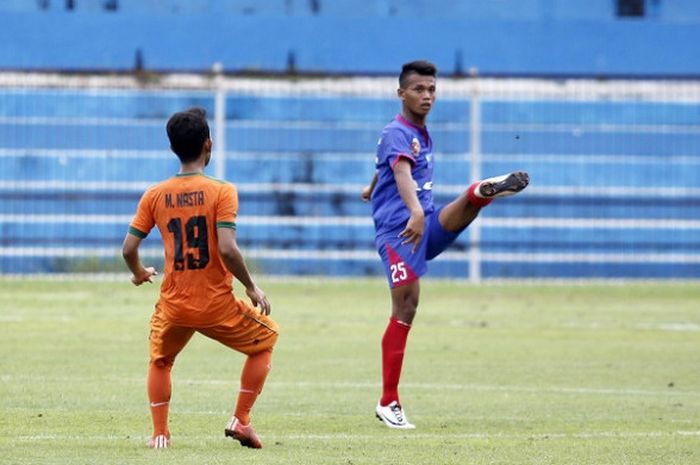 Pemain PSAD Balikpapan, Basri dan pilar Aceh United, Muhammad Nasta (kiri) saat laga perebutan posisi tiga Liga 3 musim 2017 di Stadion Gelora Bumi Kartini, Jepara, Minggu (17/12/2017). 