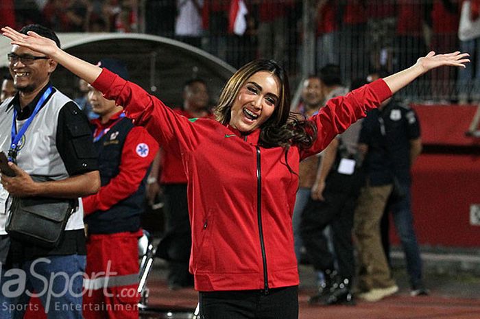 Presenter sepak bola Indonesia, Intan Saumadina, saat memandu laga semifinal Piala AFF U-16 2018 antara timnas U-16 Indonesia melawan Malaysia yang berakhir dengan skor 1-0 di Stadion Gelora Delta Sidoarjo, Jawa Timur, Kamis (09/08/2018) malam.