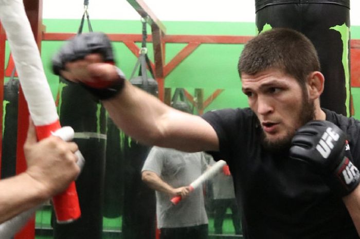     Khabib Nurmagomedov berlatih untuk menghadapi pertarungannya kontra Tony Ferguson, Minggu(08/03/18) mendatang    