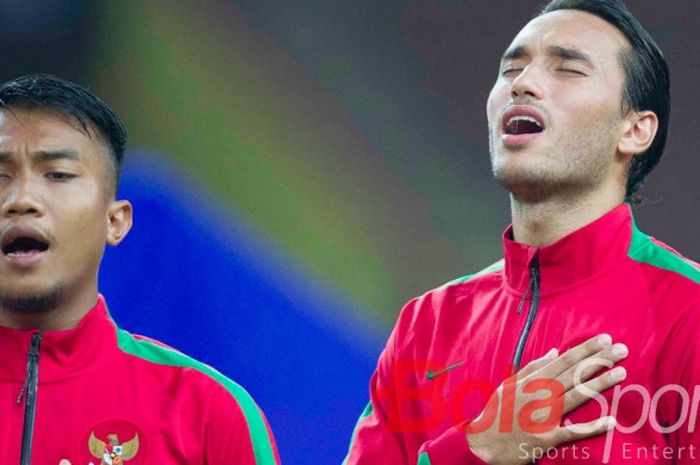 Penyerang timnas U-22 Indonesa, Ezra Walian, dan gelandang Muhammad Hargianto menyanyikan lagu Indon