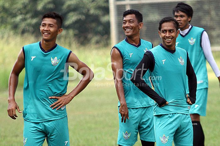 Pemain-pemain Persegres saat menjalani latihan rutin di stadion Gelora Joko Samudro Gresik.