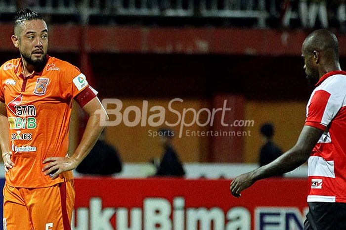 Ekspresi bek Borneo FC, Kunihiro Yamashita (kiri), saat tampil melawan Madura United dalam laga pekan ke-29 Liga 1 di Stadion Ratu Pamellingan Pamekasan, Jawa Timur, Jumat (13/10/2017) malam.