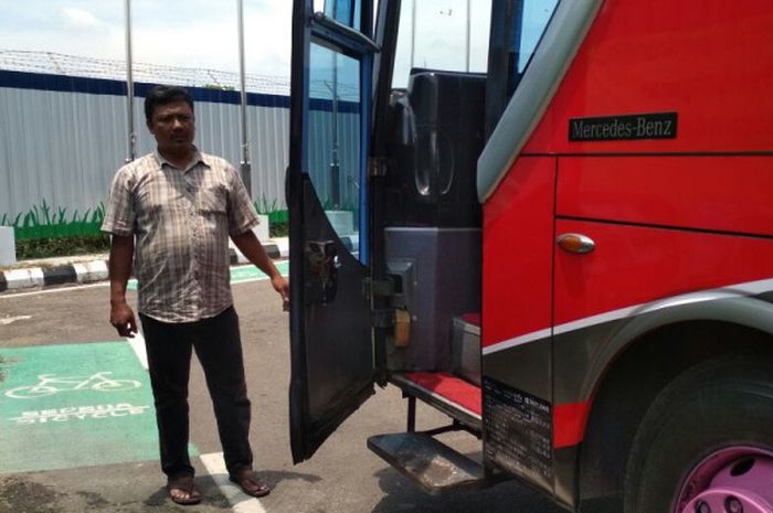 Armada bus Persib Bandung di Bandara Adi Soemarmo, Solo, Kamis (2/11/2017).