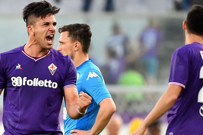 Penyerang Fiorentina, Giovanni Simeone, melakukan selebrasi setelah mencetak gol ke gawang Napoli pada pada laga lanjutan Liga Italia, Minggu (29/4/2018) waktu setempat.