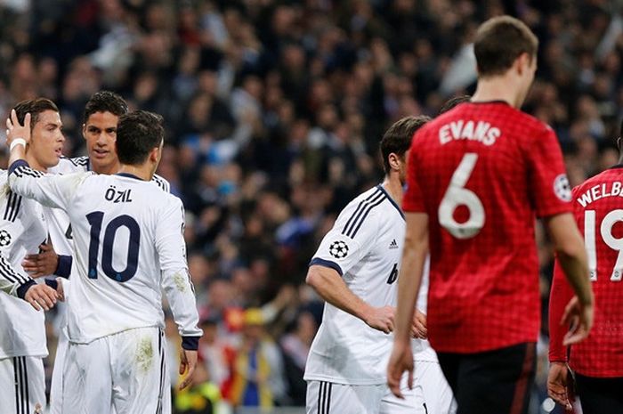 Megabintang Real Madrid, Cristiano Ronaldo (kiri), merayakan gol yang dicetak ke gawang Manchester United dalam laga leg pertama babak 16 besar Liga Champions di Stadion Santiago Bernabeu, Madrid, Spanyol pada 13 Februari 2013.