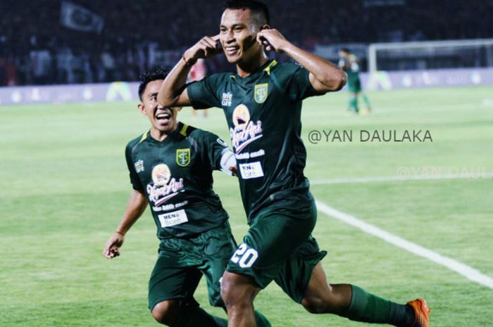 Penyerang Persebaya, Osvaldo Haay, merayakan gol ke gawang Bali United pada laga Liga 1 2018, Minggu (18/11/2018).