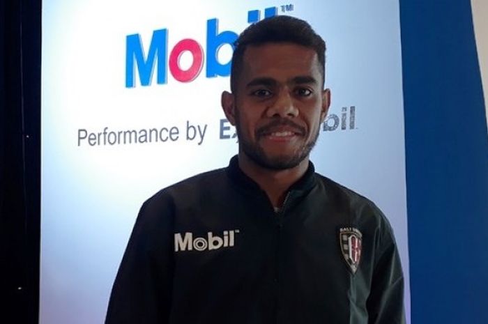 Pemain Bali United, Yabes Roni, menjadi salah satu narasumber di acara peluncuran mobil superbox dan program mobil vaganza, Rabu (17/5/2017). 